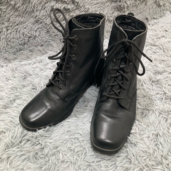 Fleece-lined Leather Boots - Picture 11 of 11